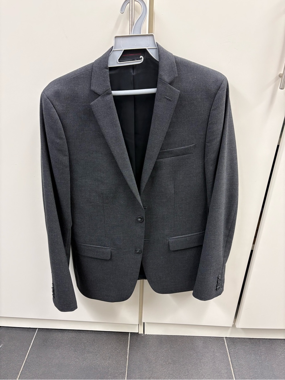 1670 - Classic Men's Charcoal Single-Breasted Blazer & pant suit